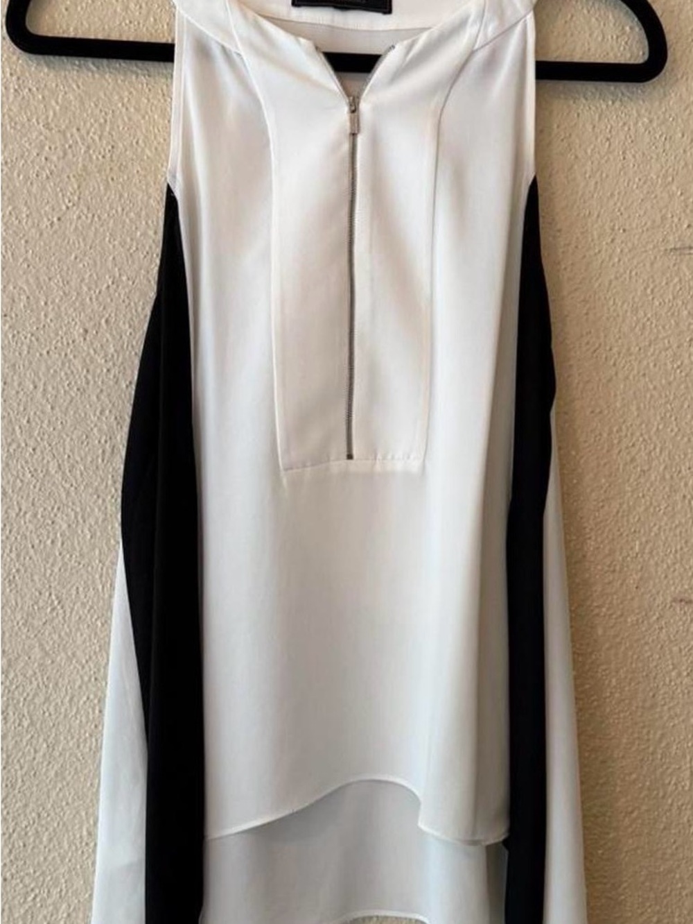 BCBGMaxAzria White and Black Sleeveless Zip-Front Blouse